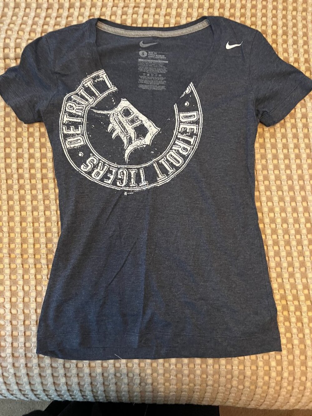 Nike Detroit Tigers Slim Fit Size Small V-neck T-Shirt